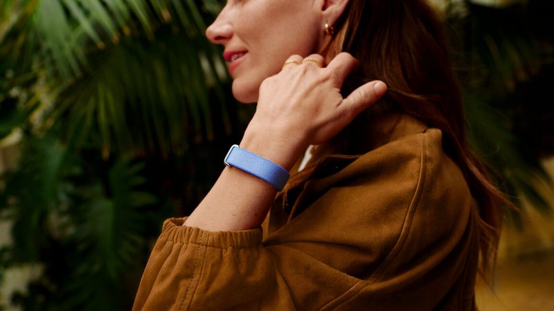 Google presenta Fitbit Air: il wearable senza schermo che punta sui dati e l'AI