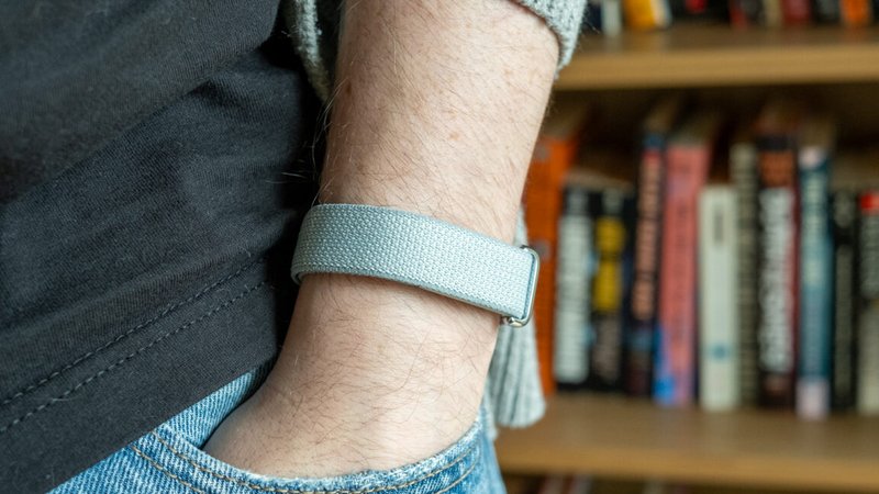 Fitbit Air: il tracker minimalista con un 'coach' AI invadente