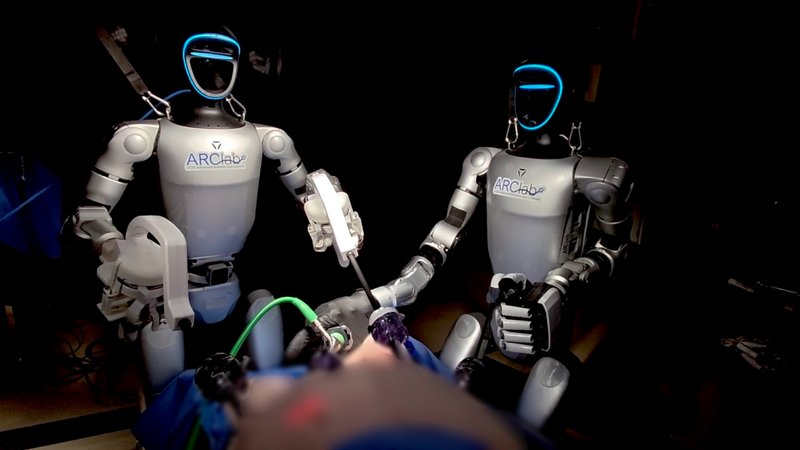 Chirurghi guidano robot umanoidi: prima operazione su maiali vivi