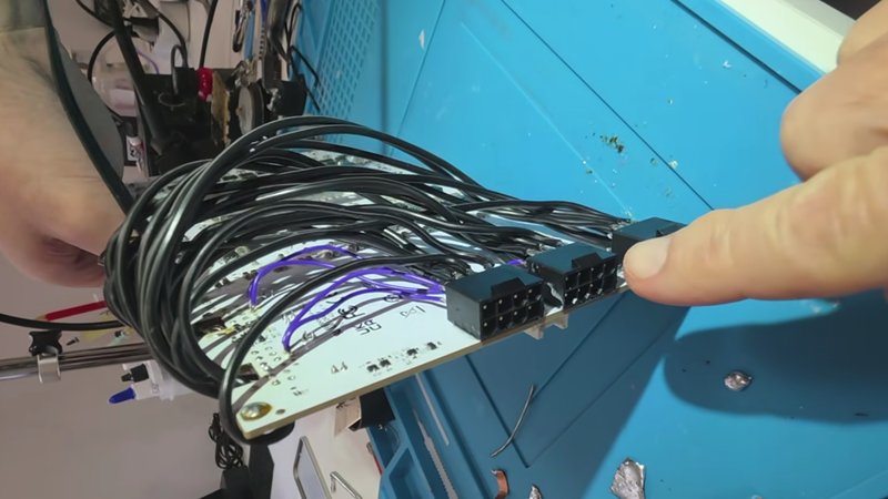 Una RTX 5090 modificata abbandona il connettore a 16 pin per tre 8-pin: fino a 900W e 3.400 MHz