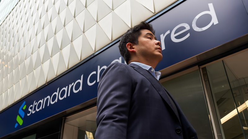 Standard Chartered e l'automazione AI: 7.000 tagli di posti di lavoro in vista