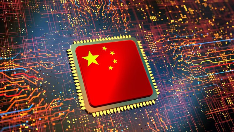 Cina: 295 miliardi per la rete AI nazionale, sfida sul silicio locale entro il 2028
