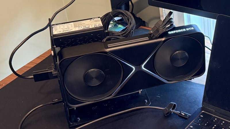 RTX 5090 e MacBook: il potenziale delle eGPU per carichi di lavoro intensivi