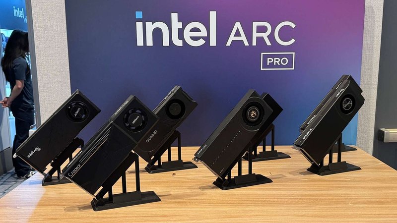 Intel Arc Pro B70: 32GB di VRAM per workstation, performance raddoppiate