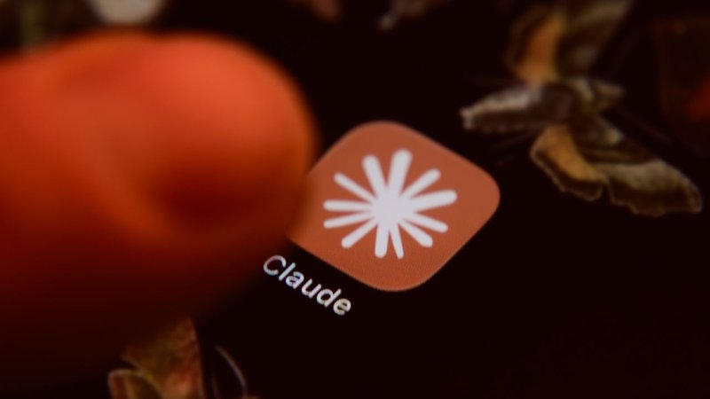 Anthropic accusa Alibaba di distillazione illecita del Claude: 25mila account falsi e 28,8 milioni di interazioni