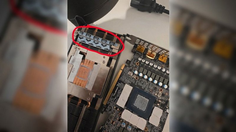 Plastica di fabbrica sui VRM di una RTX 3070: cinque anni di surriscaldamento e 30°C recuperati