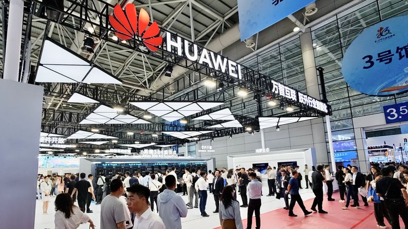Huawei mira alla leadership nei chip AI in Cina mentre Nvidia affronta ostacoli normativi