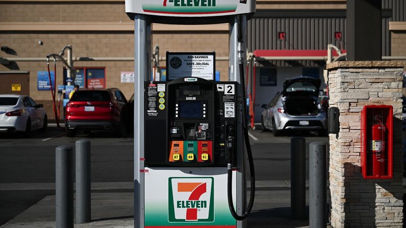 Benzinai californiani nel mirino: AI per gonfiare i prezzi, scatta la class action antitrust
