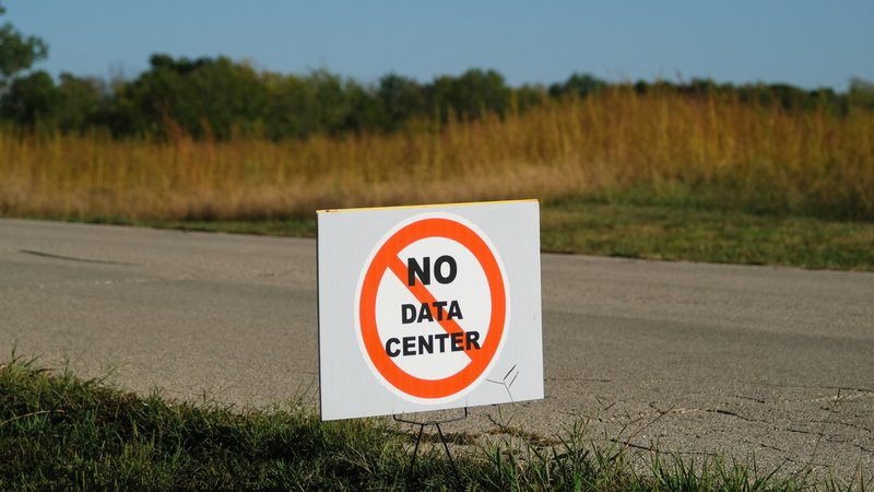 Sei data center AI proposti in una piccola città: dimissioni e resistenza locale