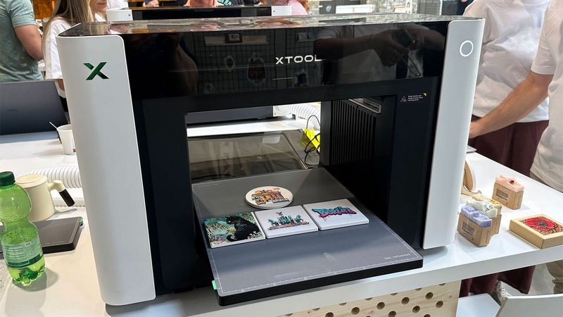 xTool 01 Omni Printer: la stampa UV arriva su tutte le superfici fino a 5 mm