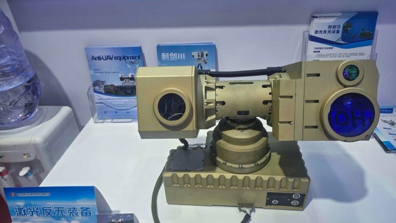 Cina: laser anti-drone a zaino, AI targeting, 2 kW, distrugge drone in 4s a 500m