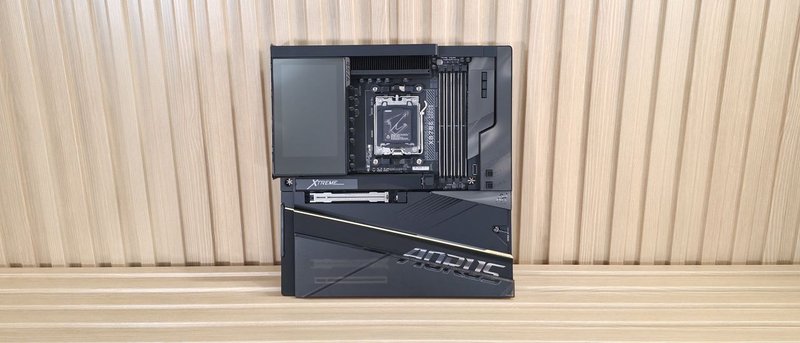 Gigabyte X870E Aorus Xtreme X3D AI Top: La Fondazione Hardware per l'AI On-Premise