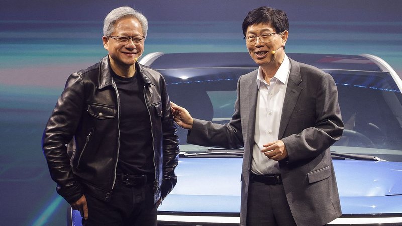 La giacca di pelle di Jensen Huang all’asta per quasi un milione: simbolo di un mercato AI in ebollizione