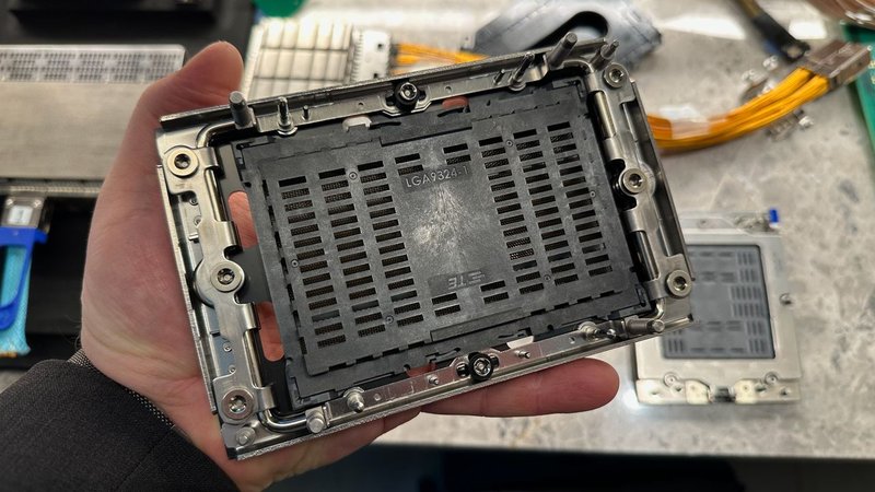AMD e Intel a Computex: Nuovi socket SP7 e LGA9324-1 per i server AI del futuro