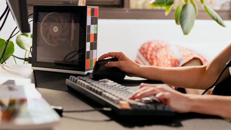 L'AI locale sfida il cloud: due mini PC gestiscono milioni di token e riducono i costi