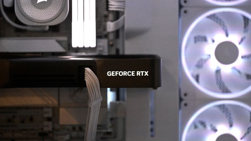 RTX 5090, il connettore che fonde e la soluzione custom di un modder