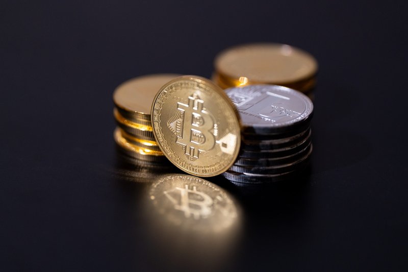 Bitcoin stabile sopra i 70.000 dollari, petrolio in calo