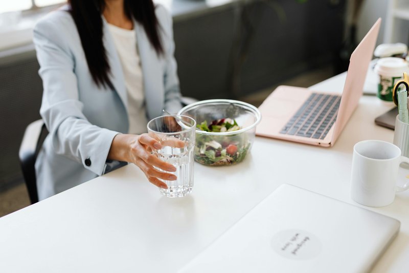 L'idratazione in ufficio: un fattore critico per la produttività e il benessere?