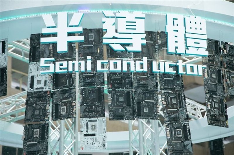 Taiwan: Esportazioni oltre gli 800 miliardi di dollari entro il 2026 grazie all'AI