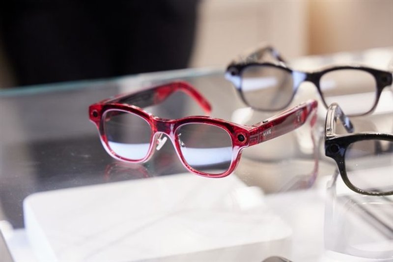 HTC: calo dei ricavi e la spinta globale sugli smart-glasses con AI