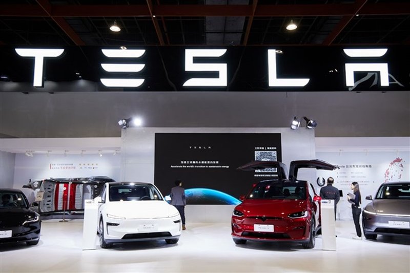 Tesla accelera su AI, Robotaxi e chip: una nuova fase di crescita strategica