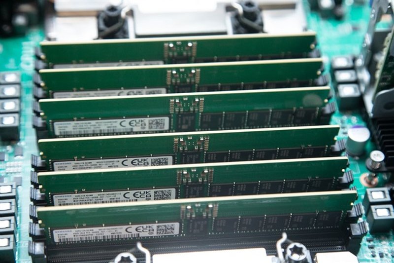 Il raffreddamento a liquido si espande: memorie e schede di rete affiancano le GPU AI