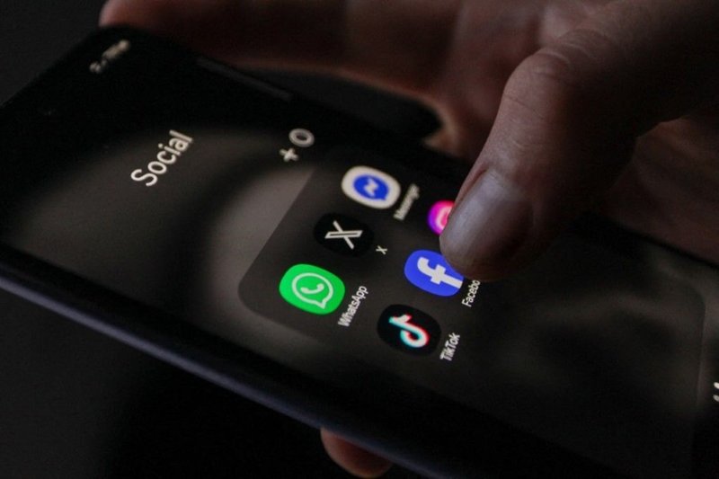 L'app X e Grok: il controllo dei contenuti LLM tra policy e sovranità dei dati