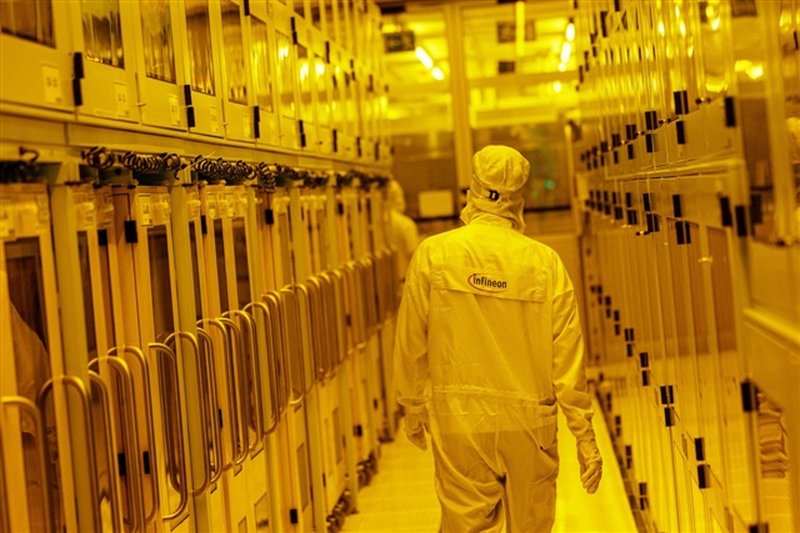 AI Chip Race: Record Equipment Sales Signal On-Premise Infrastructure Trends