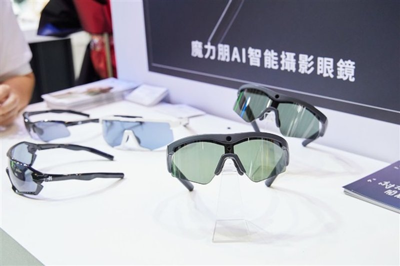Smart glasses: la sfida dei waveguide tra fornitori asiatici