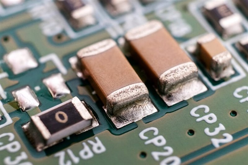Componenti passivi e MCU sotto pressione: il nodo hardware dietro l’AI on-premise