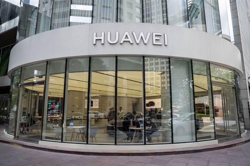 China PC shipments shrink as Huawei gains: a signal for on-premise AI