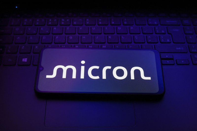 Micron prevede crescita AI mentre gli accordi strategici ridisegnano il mercato delle memorie