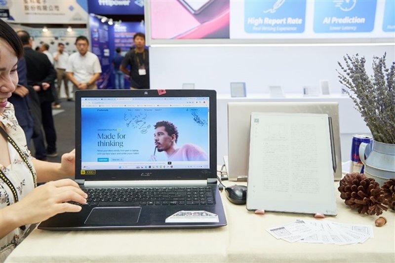 Robot, visori AR e AI PC incidono sui display: l'inference locale cambia le regole