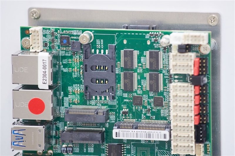 AI server e auto fanno ripartire i componenti passivi: cosa cambia per il deployment locale