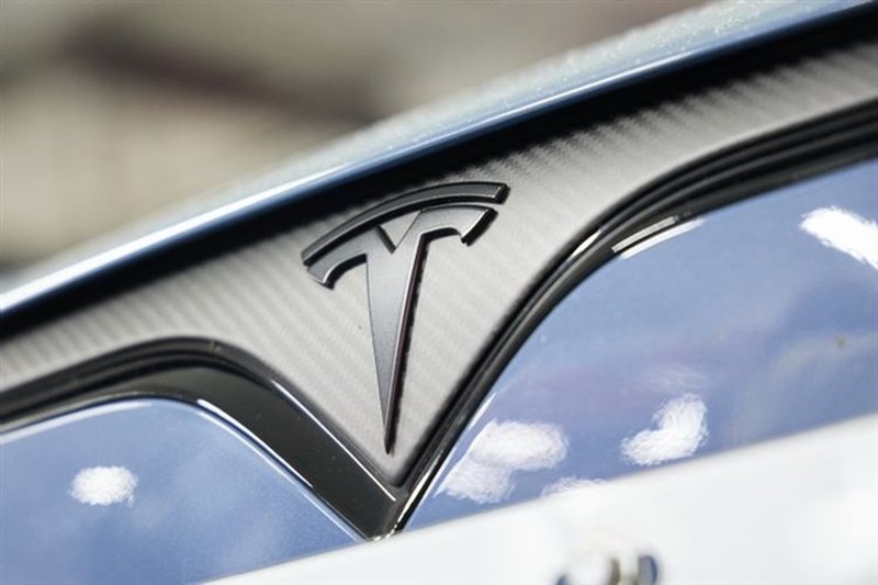 Tesla spinge su Taiwan e taglia le tariffe: la lezione energetica per chi fa AI on-premise