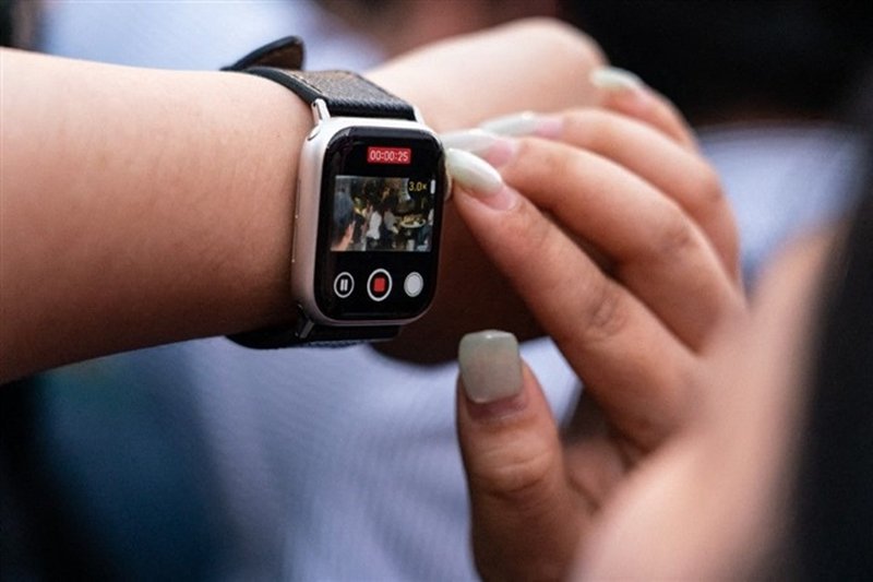 Smartwatch IA: +70% vendite, la salute corre sul device