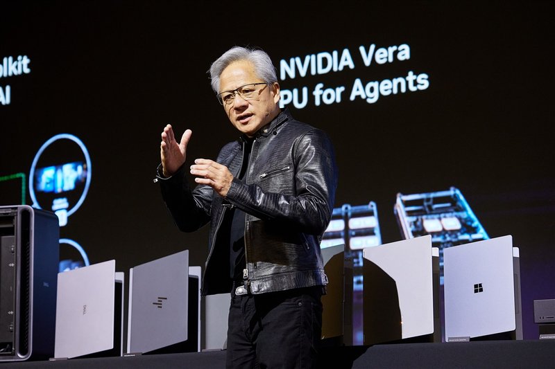 Huang torna in Giappone sulle orme di Sega, mentre la sfida degli AI PC si infiamma