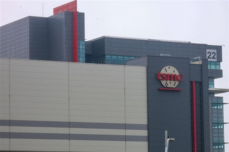 TSMC allarga il vantaggio AI: i colli di bottiglia su HBM e CoWoS ridisegnano le filiere