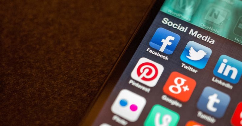 L’AI che corregge i testi sposta l’opinione pubblica: lo studio Oxford