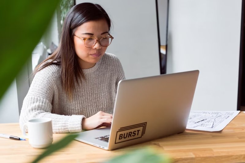 Gen Z e IA: metà si sente in colpa, ma i datori la valutano più della laurea