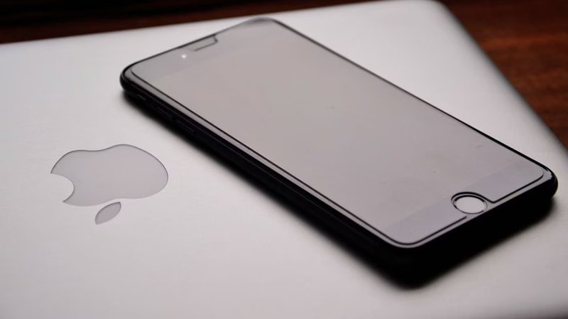 Apple chiude la causa Siri: implicazioni per la sovranità dei dati e gli LLM on-premise