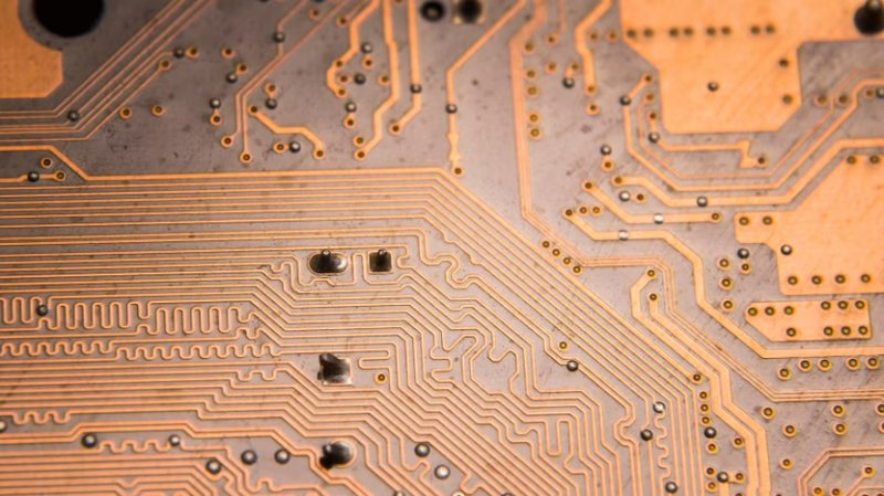 La crisi in Iran colpisce la supply chain AI: prezzi in aumento e ritardi nei componenti
