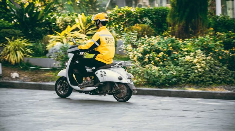 Cina: Regole Algoritmiche per i Lavoratori Gig, Stop a Ordini Estenuanti