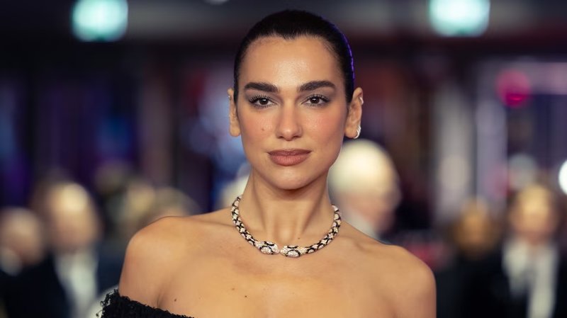 Dua Lipa fa causa a Samsung per 15 milioni di dollari: uso non autorizzato di immagine