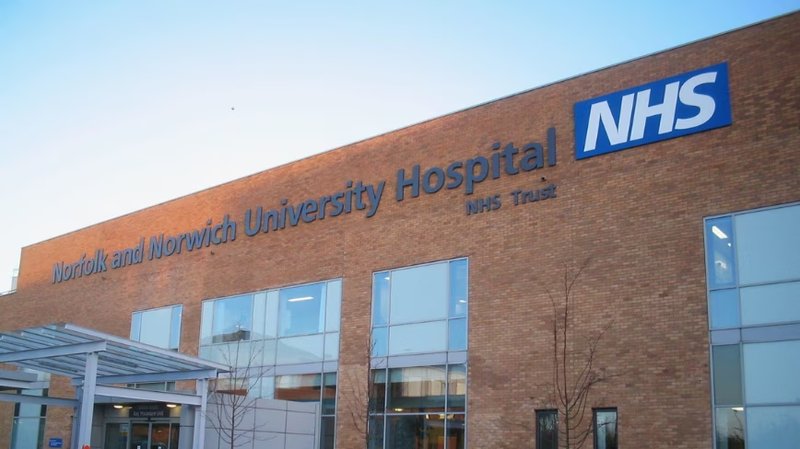 NHS Inghilterra: Palantir ottiene accesso esteso ai dati sensibili dei pazienti