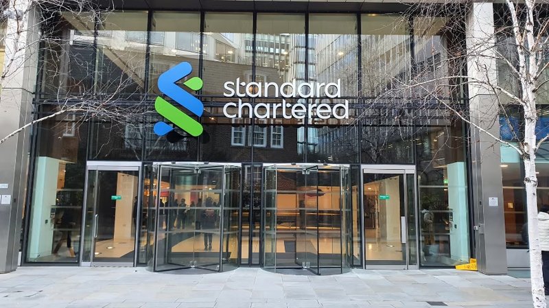 Standard Chartered: 7.800 tagli nel back-office entro il 2030 per l'automazione AI