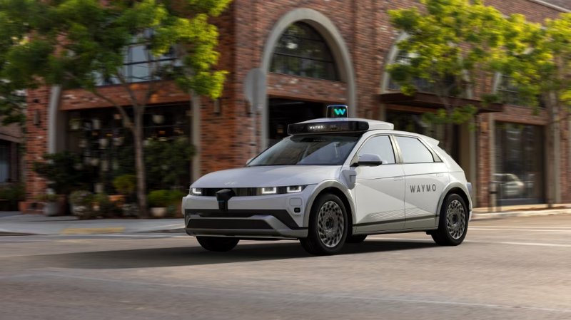 Waymo richiama migliaia di robotaxi per un difetto software legato a strade allagate