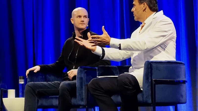 Coinbase: l'AI motiva i tagli al personale, non la crisi crypto