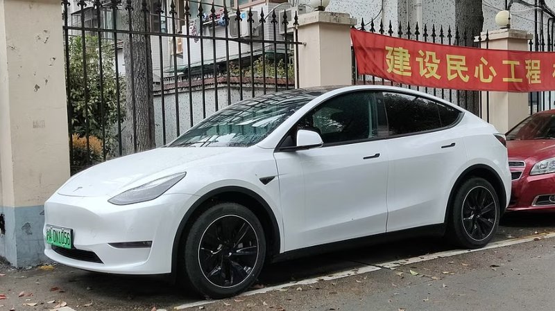 Tesla lancia FSD in Cina: una mossa tardiva nel mercato EV più grande al mondo