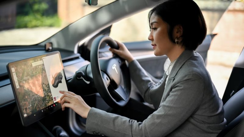 FSD di Tesla: chi ha addestrato l'AI non si fida del sistema